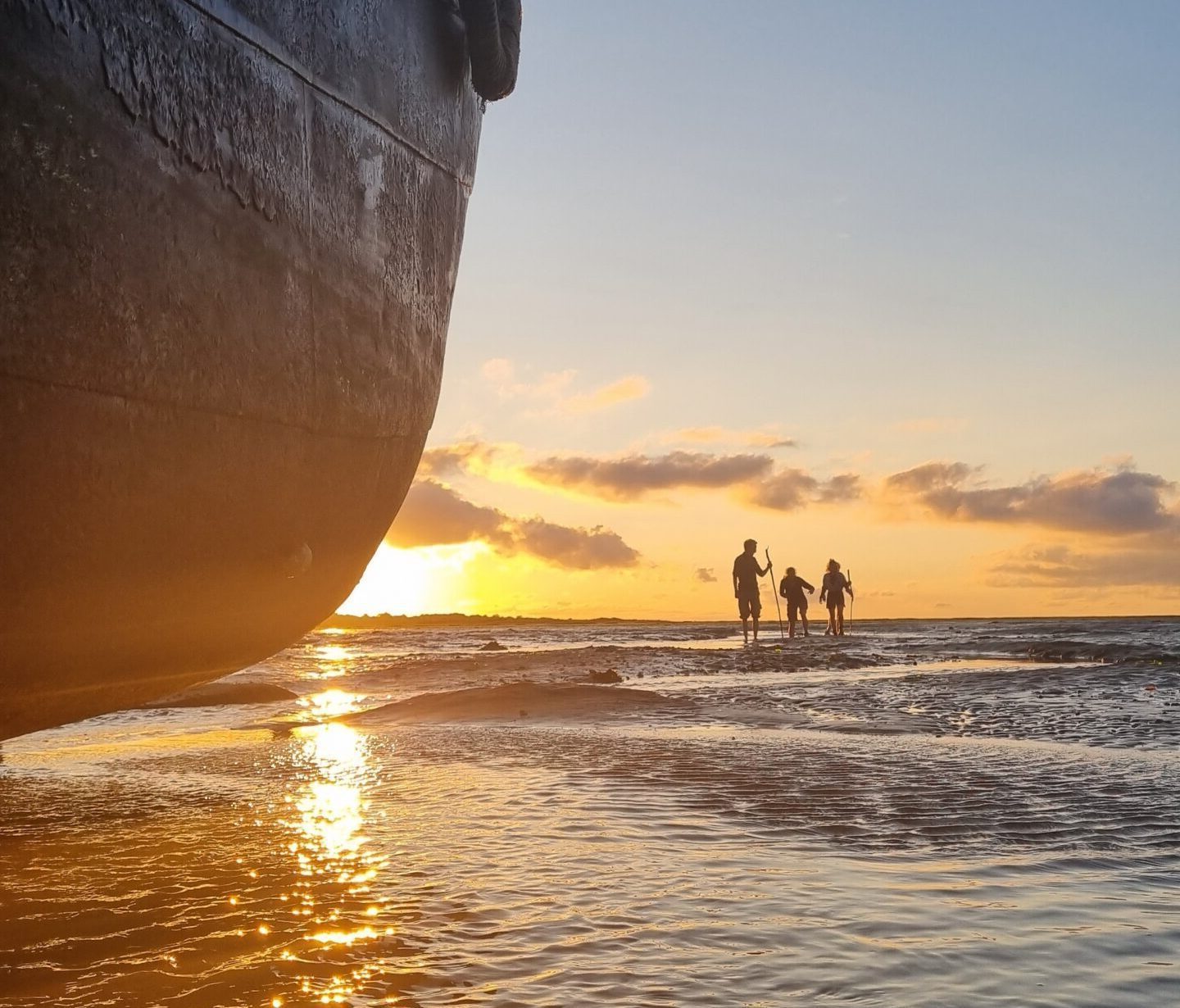 De Medusa ligt droog op de Waddenzee