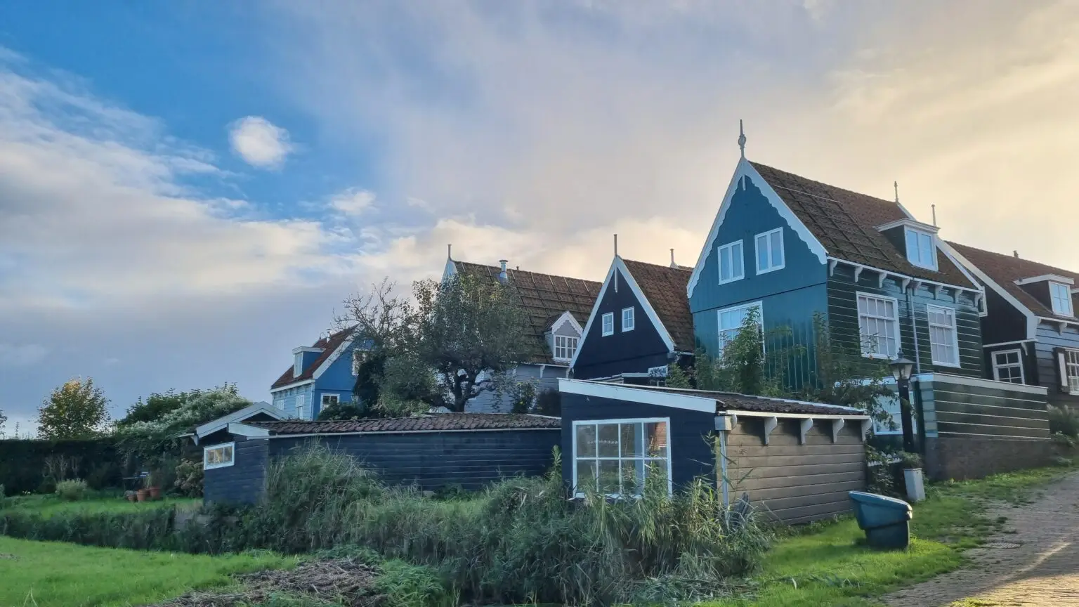 karakteristieke huizen op voormalig eiland Marken