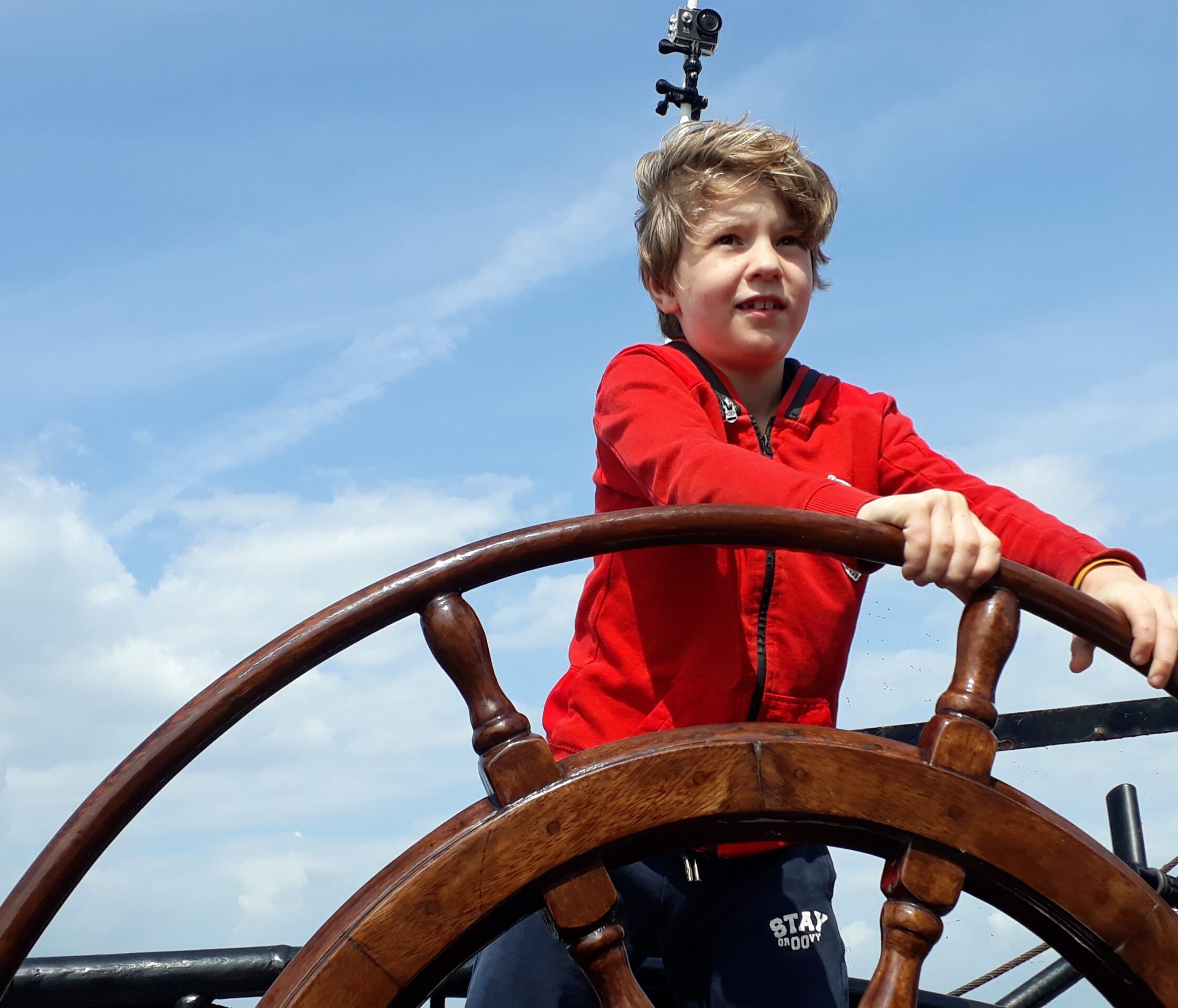 Tijdens een zeiltocht op het IJsselmeer kan iedereen meedoen