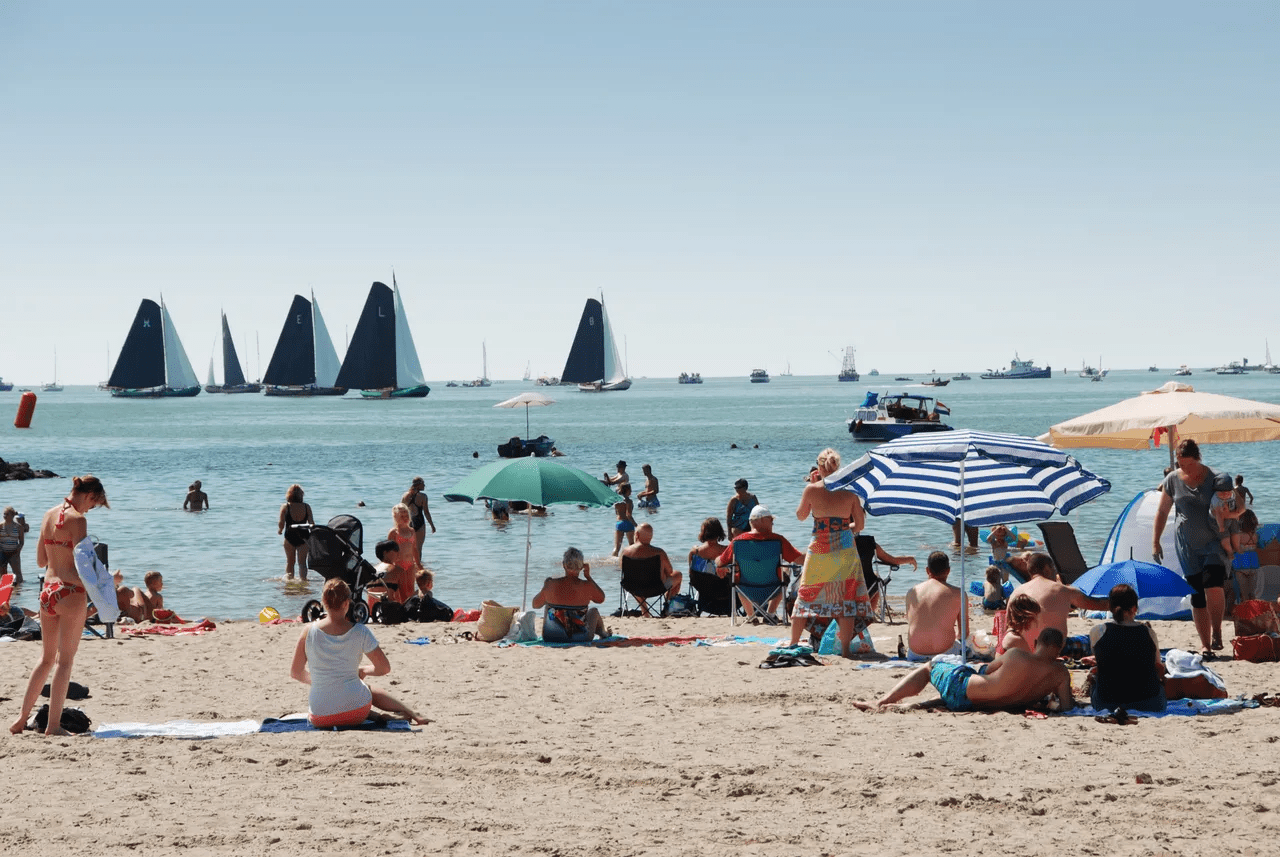 Lemmerstrand met uitzicht op een zeilwedstrijd op het IJsselmeer Lemmerstrand met uitzicht op een zeilwedstrijd op het IJsselmeer