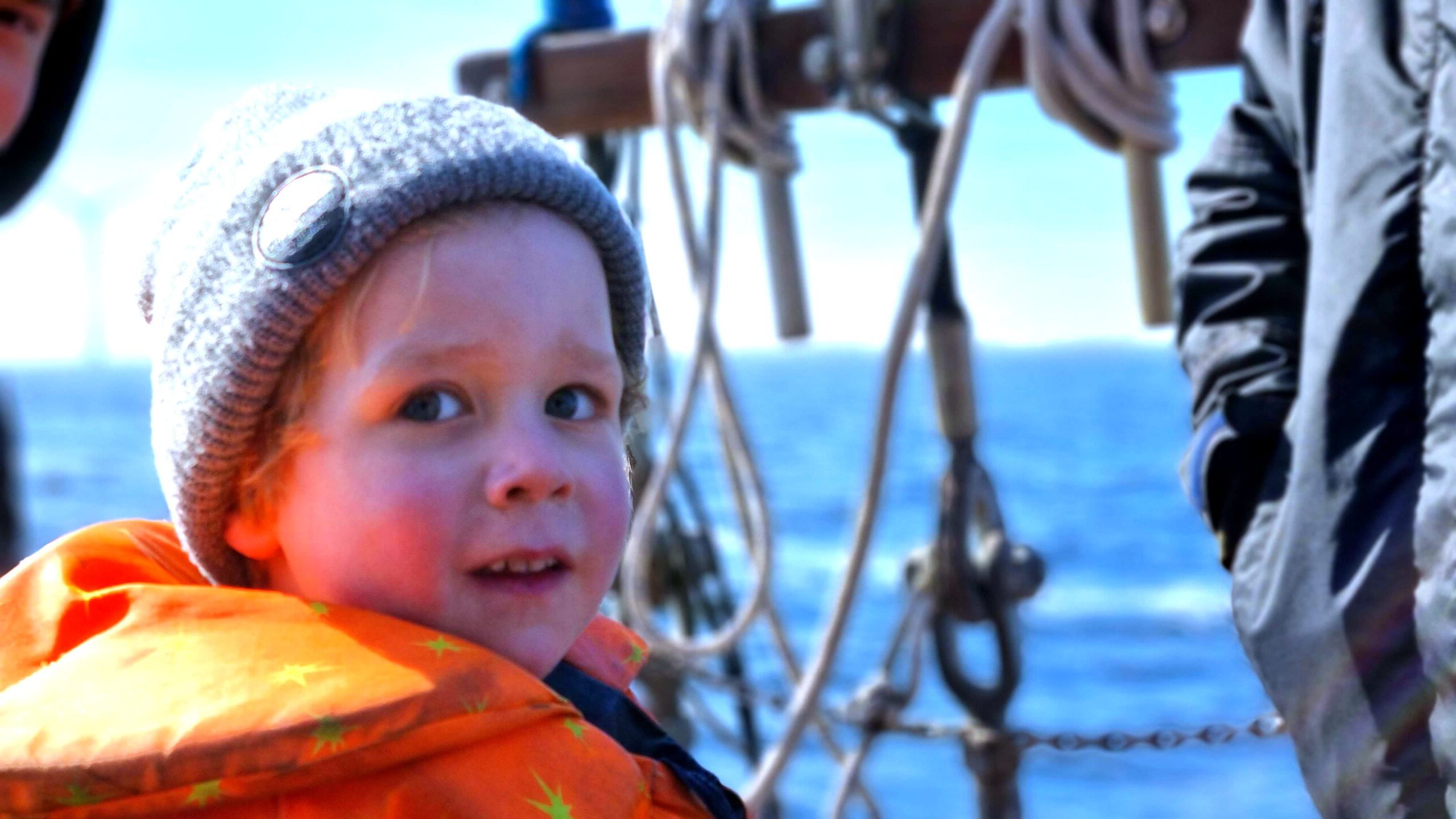 Zeilen met kinderen op het IJsselmeer